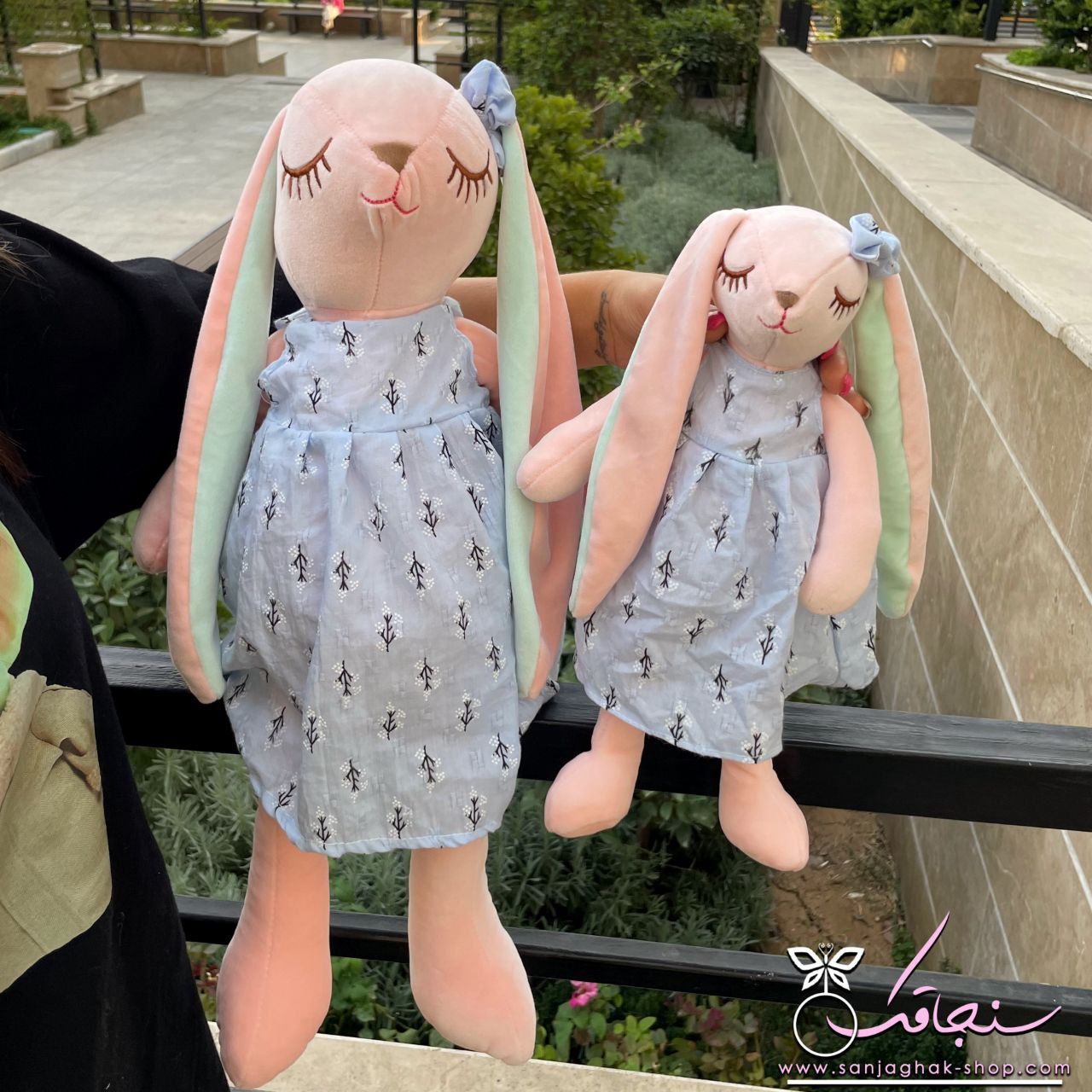 عروسک خرگوش هایلی لباس آبی
