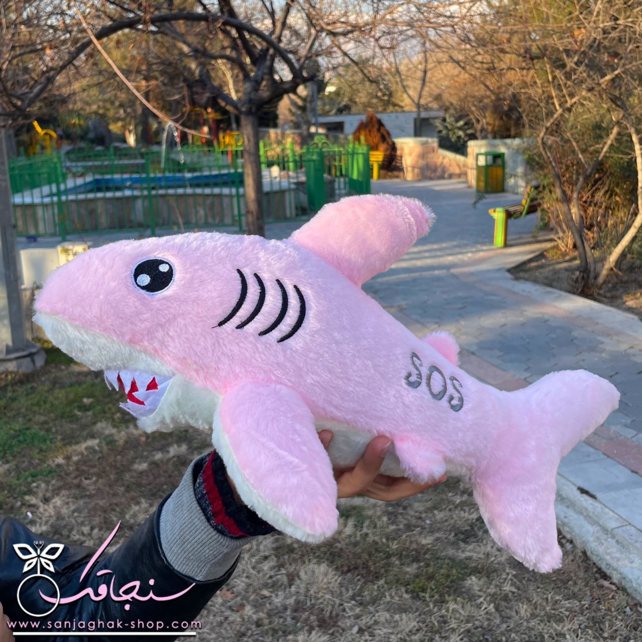 عروسک كوسه صورتی