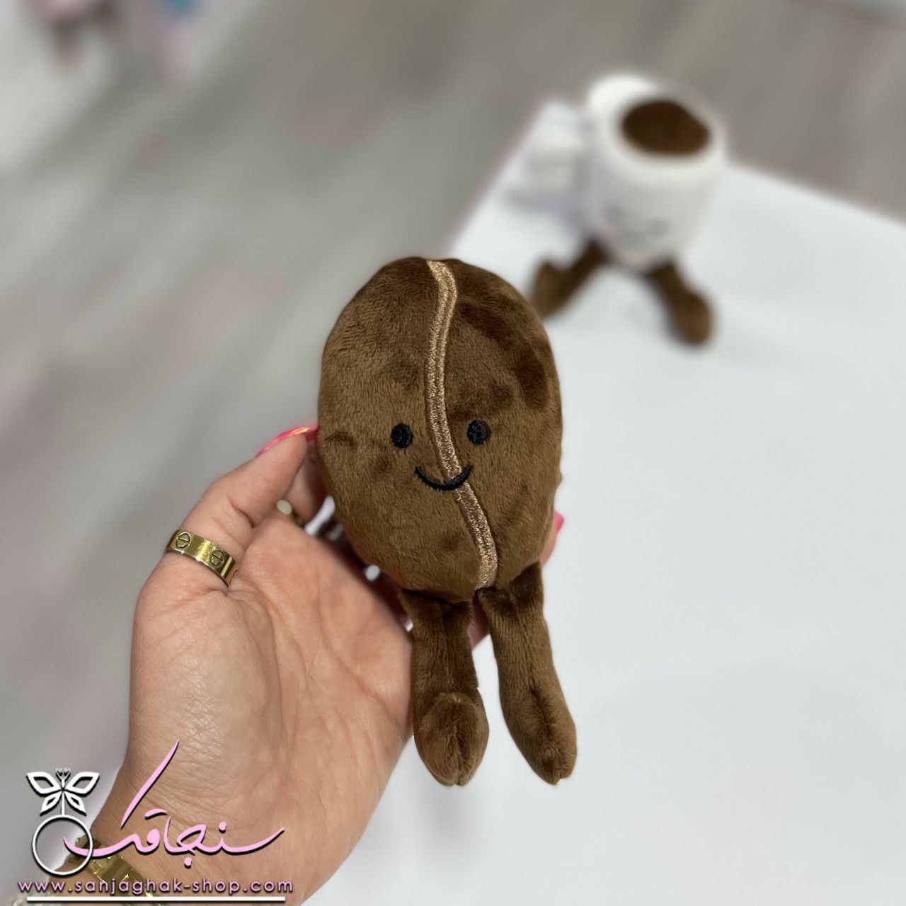 عروسک دونه قهوه و ليوان قهوه